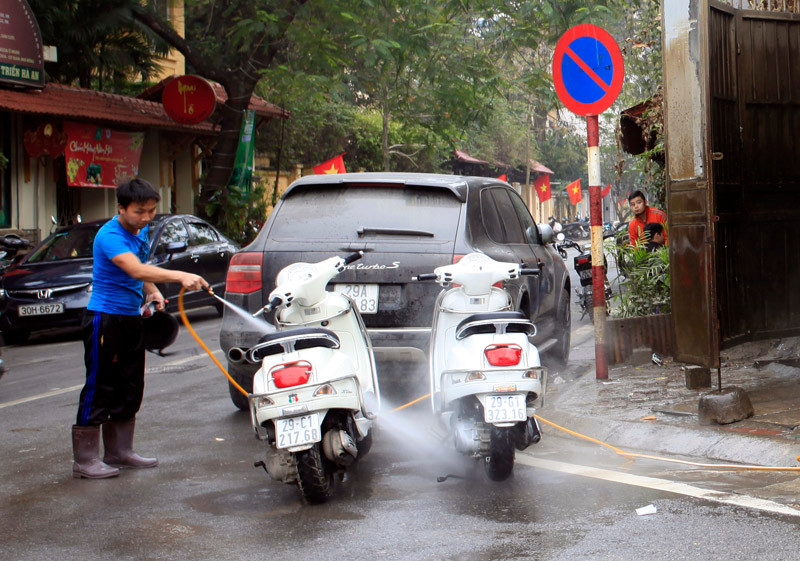 Giá tăng, khách hàng nào chấp nhận thì rửa, không thì thôi vì ngày này đâu đâu cũng quá tải.