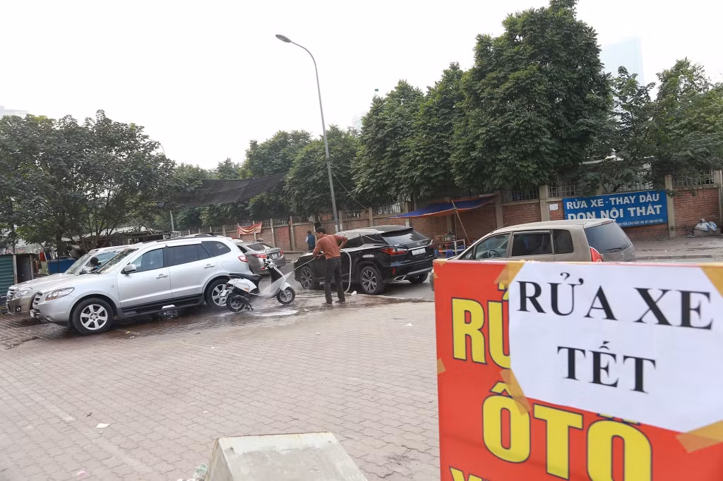 Theo chia sẻ của anh Hải, chủ cửa tiệm chữa xe trên phố Nguyễn Đình Chiểu (Hà Nội): "Mỗi của tiệm đã phải thuê thêm 4-5 nhân viên hoặc nhờ người nhà đến giúp đỡ hoạt động hết công suất nhưng vẫn không đáp ứng hết số lượng khách hàng.