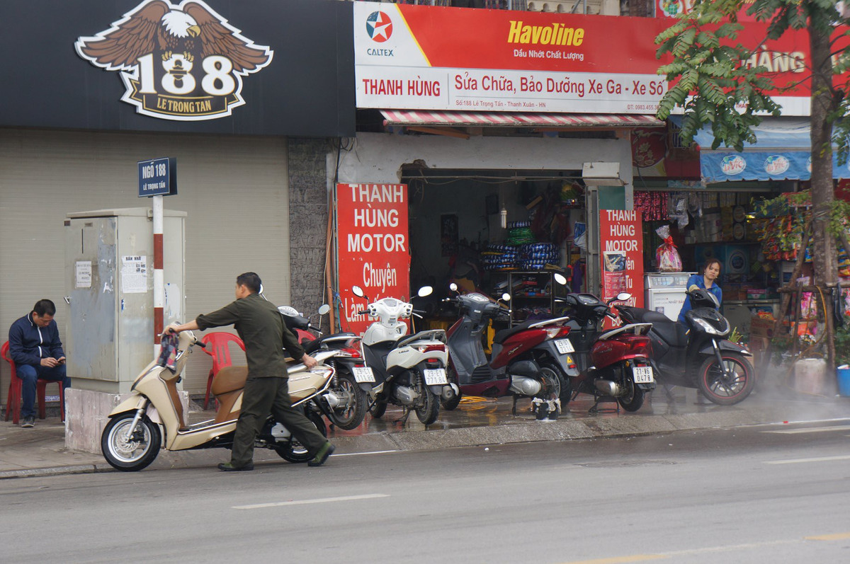 Nếu như hai tuần trước, hầu hết các cửa hàng sửa chữa quá tải bởi bên cạnh số lượng xe đến hạn bảo dưỡng định kỳ thì những ngày này, họ lại bận rộn với dịch vụ rửa xe.