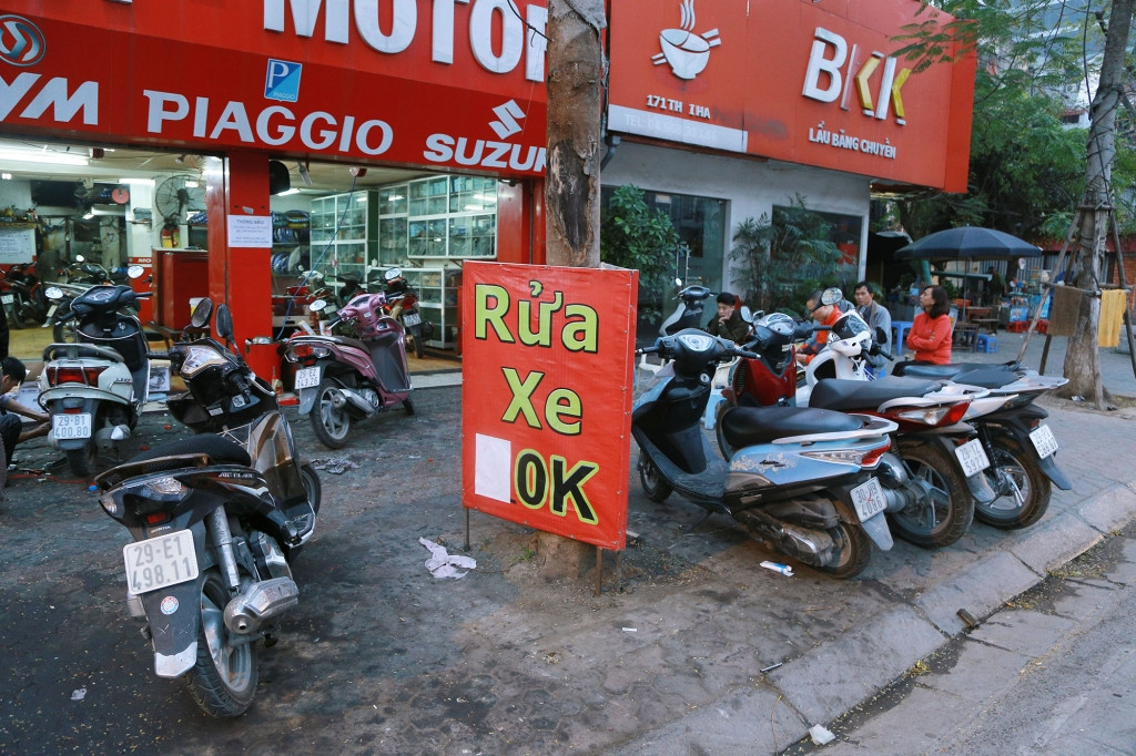 Tại một số con phố sống bằng nghề rửa xe ở Hà Nội như Võ Thị Sáu, Nhà Hỏa hay đường mới Kim Liên…, chúng tôi đã có dịp được chứng kiến sự đắt khách của các cửa hàng rửa xe, bơm vá, thay dầu… Cửa tiệm nào cũng chật cứng xe ra xe vào tấp nập.