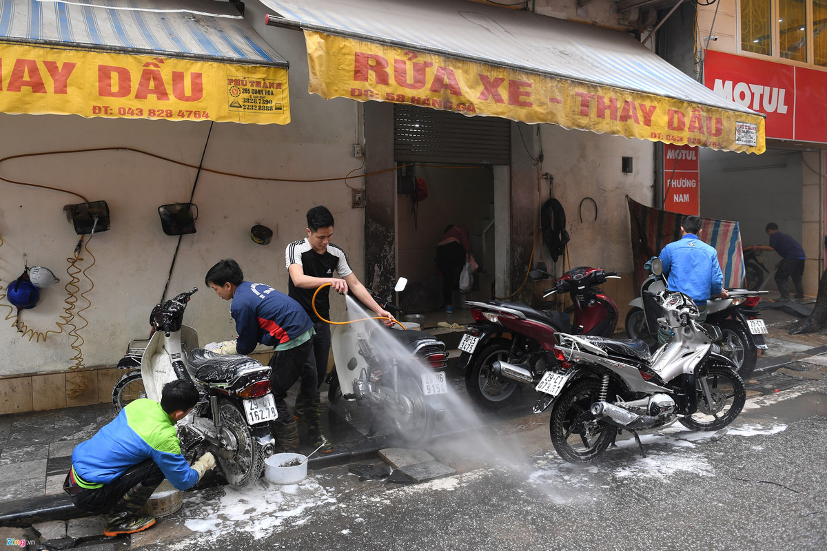 Được biết, trong ngày 29 tết, giá rửa 1 xe máy sẽ còn cao hơn, rơi vào khoảng 50.000 đồng/xe. Có nơi còn "hét" 300.000 đồng – 400.000 đồng 1 lần rửa ô tô.