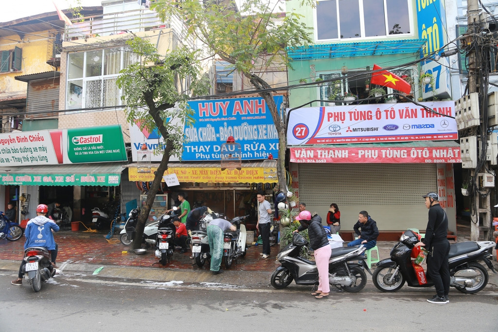 Giá rửa xe tăng chóng mặt. So với ngày thường thì giá rửa mỗi chiếc xe máy ngày Tết, đặc biệt trong ngày cuối năm này được tăng lên gấp đôi, theo đó, từ 30.000 đồng - 40.000 đồng/chiếc.