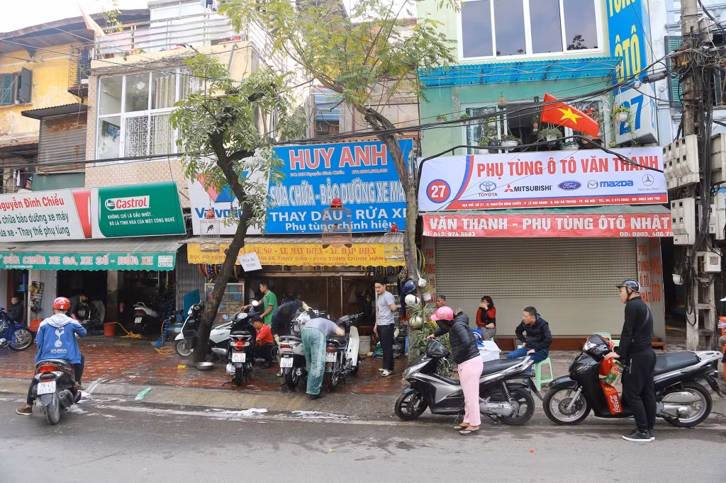 Giá rửa xe tăng chóng mặt. So với ngày thường thì giá rửa mỗi chiếc xe máy ngày Tết, đặc biệt trong ngày cuối năm này được tăng lên gấp đôi, theo đó, từ 30.000 đồng - 40.000 đồng/chiếc.