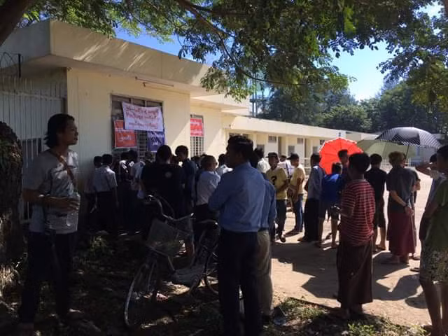 Sau khi có sự can thiệp của lãnh sự quán Việt Nam tại Myanmar, BTC giải AFF Cup đã phải nhượng bộ và chấp nhận nâng số vé từ 200 - 350 vé.