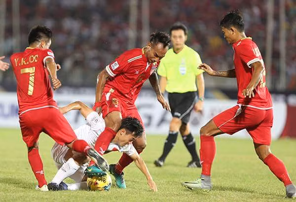 Không chỉ bị dồn ép trên khán đài, đất nước đăng cai AFF Cup 2016 còn tỏ ra chơi khá xấu với ĐTQG Việt Nam trên sân.
