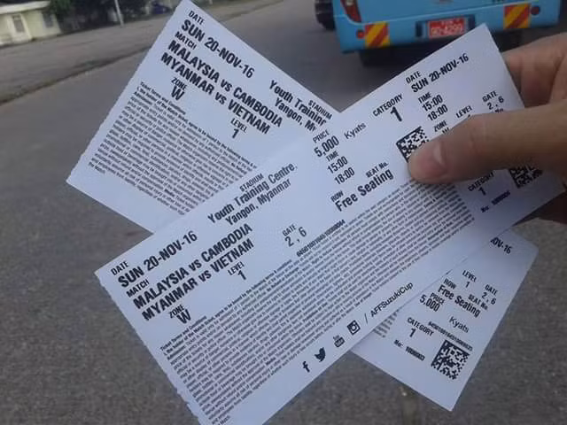 Việc đầu tiên, BTC AFF Cup 2016 đã hạn chế số vé của CĐV Việt Nam muốn đến sân cổ vũ trong trận đấu đầu tiên với Myanmar.