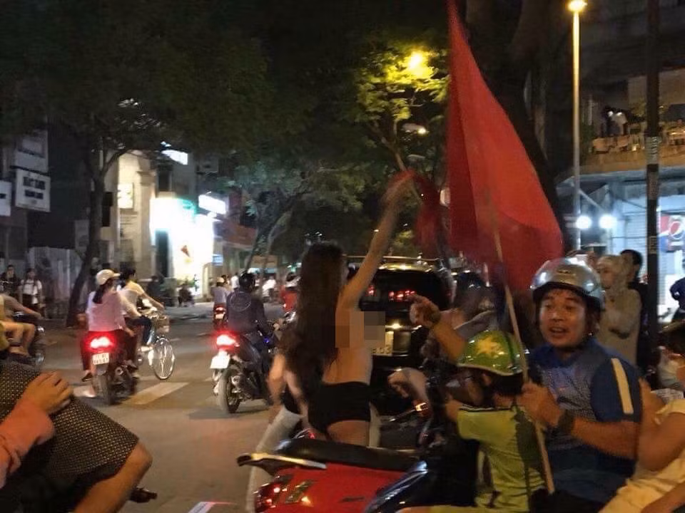 Nickname Hoàng Nghĩa thì cho rằng: "Chắc gì hai nhân vật này đã là CĐV bóng đá, chỉ ăn theo muốn nổi tiếng là giỏi. Nhân cách quá kém, giá trị bản thân bị coi rẻ. Không những vậy còn khiến những người xung quanh cảm thấy "bẩn mắt".