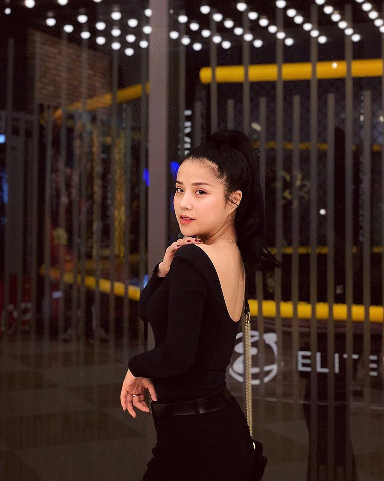 Điều khiến các dân mạng vẫn luôn theo dõi trang cá nhân của Thương Võ ngoài những bản cover vô cùng ngọt ngào thì đó còn là ngoại hình vô cùng bắt mắt của cô nàng hot girl Nghệ An.