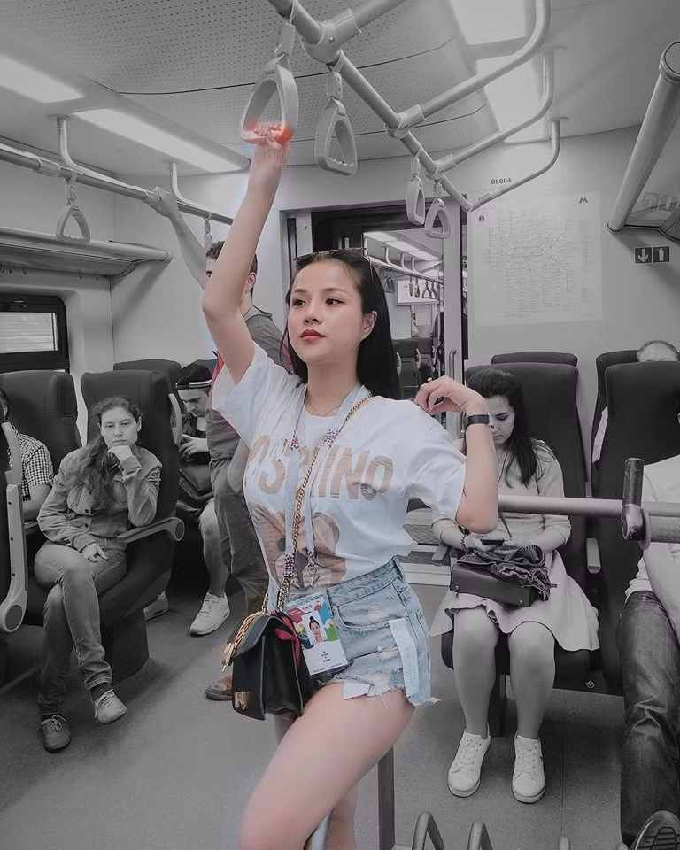 Nói về mối tình với Đặng Văn Lâm, Thương Võ chia sẻ rằng cô chưa bao giờ muốn công khai chuyện tình cảm cá nhân lên mạng xã hội. Giữ cho mình cũng là giữ cho người ta. Yêu trong im lặng và đi trong im lặng cũng là một sự may mắn.