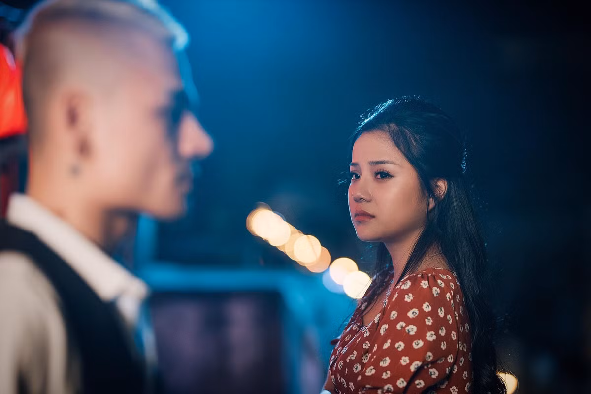 Tuy nhiên, sau thời gian hạnh phúc bên nhau hot girl 9X Thương Võ và Văn Lâm đã đường ai nấy đi. Cô nàng này "mất tích" trên Facebook và chỉ tương tác với các fan của mình thông qua trang Instagram.