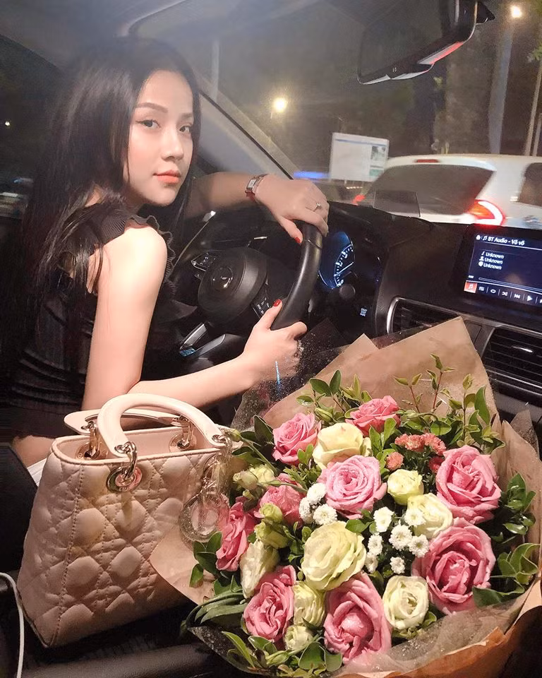 Sau hàng loạt những bản cover ngắn, Thương Võ mới đây còn xuất hiện trong MV mới ra của nam ca sĩ Hoa Vinh với vai trò là bạn diễn.