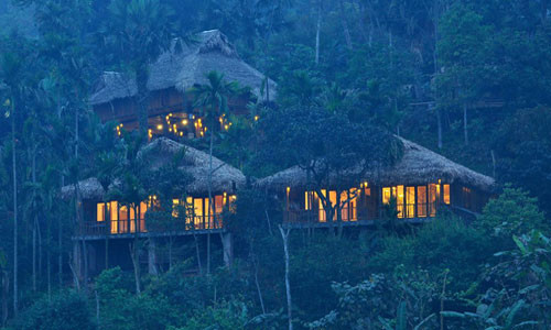 Nhà sàn thiết kế đẹp mắt, mỗi ô nghỉ đều có rèm che đảm bảo sự riêng. Ngoài ra, còn có các dịch vụ tiện nghi phục vụ số đông như nhà hàng, bàn bilac.