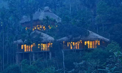 Nhà sàn thiết kế đẹp mắt, mỗi ô nghỉ đều có rèm che đảm bảo sự riêng. Ngoài ra, còn có các dịch vụ tiện nghi phục vụ số đông như nhà hàng, bàn bilac.