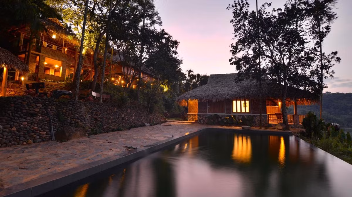 Bể bơi vô cực nhìn thẳng ra giữa bạt ngàn núi rừng khiến nhiều du khách cảm thấy vô cùng thú vị.