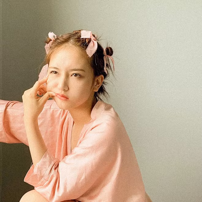 Cũng chính nhờ nhan sắc của mình, Phương Nhi nhận được sự quan tâm đặc biệt của CĐM. Chỉ riêng trang Instagram @wthnhi, cô nàng đã thu về cho mình 192k người theo dõi. Bất kì bức ảnh hay nội dung gì Nhi đăng tải đều nhận lượt thả tim khủng và comment tương tác.