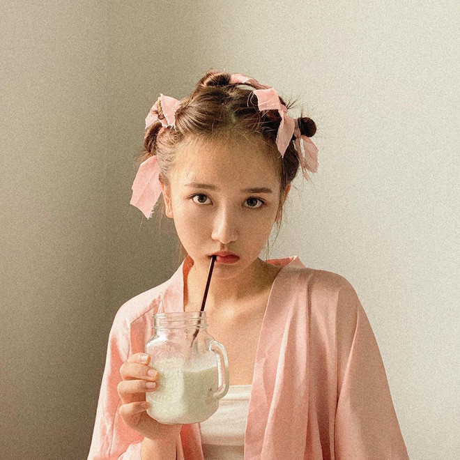 Phạm Phương Nhi (sinh năm 1999, TP.HCM) hiện là sinh viên ngành Truyền thông của ĐH Hoa Sen. Nữ sinh 9X ĐH Hoa Sen này sở hữu gương mặt dễ thương với những đường nét tinh tú, nước da trắng hồng cùng một vóc dáng thon gọn hợp với thị hiếu chung.