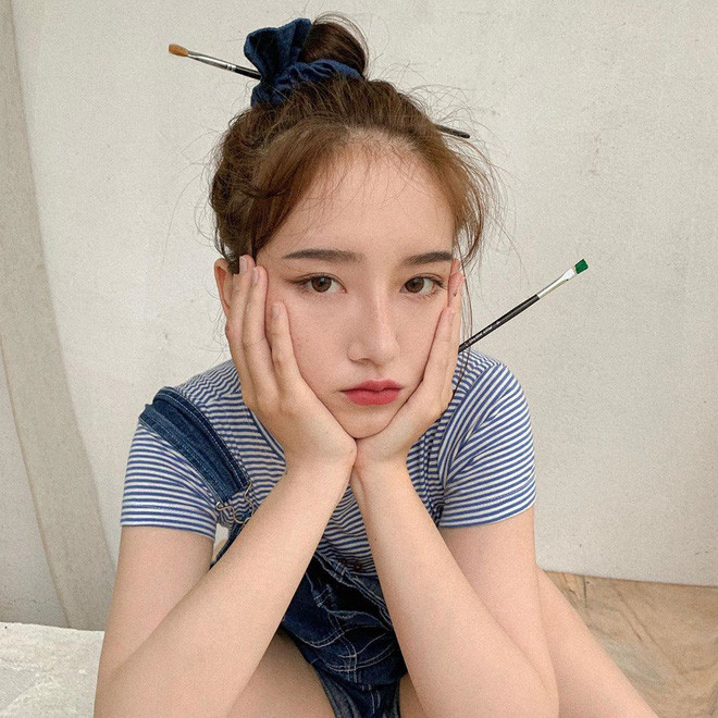 Để chăm chút diện mạo thêm phần lung linh hơn, Phương Nhi cũng tập tành makeup, ăn mặc hợp trend.