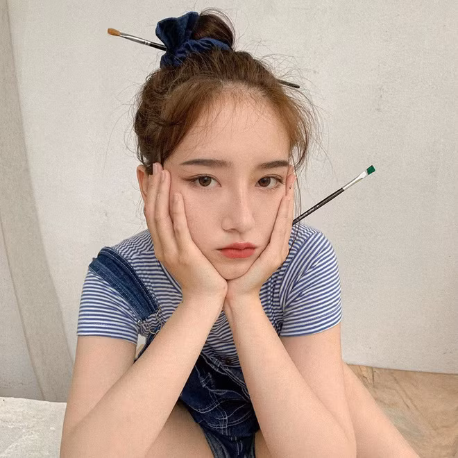 Để chăm chút diện mạo thêm phần lung linh hơn, Phương Nhi cũng tập tành makeup, ăn mặc hợp trend.