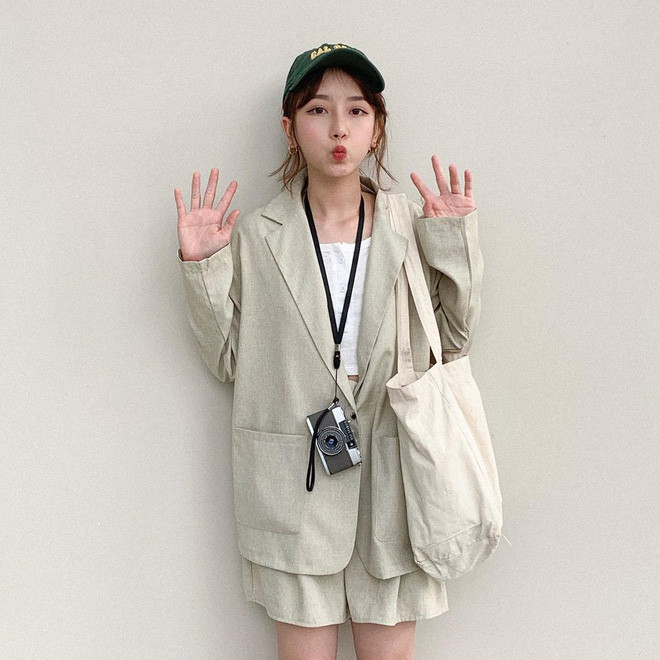 Người ta thường nghĩ một cô bạn xinh xắn, nổi như cồn trên MXH như Phương Nhi chắc hẳn phải rất chịu khó ra đường gặp gỡ bạn bè, mở rộng mối quan hệ. Nhưng cô bạn này lại hạn chế đến chỗ đông người, tính cách có phần khép kín.