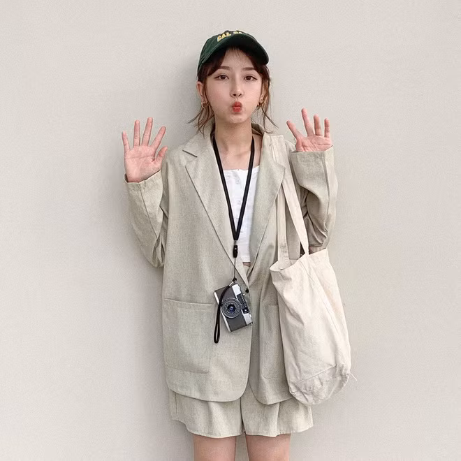 Người ta thường nghĩ một cô bạn xinh xắn, nổi như cồn trên MXH như Phương Nhi chắc hẳn phải rất chịu khó ra đường gặp gỡ bạn bè, mở rộng mối quan hệ. Nhưng cô bạn này lại hạn chế đến chỗ đông người, tính cách có phần khép kín.