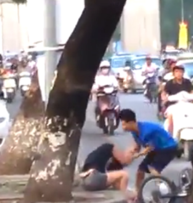Màn đánh bạn gái dã man trên đường Nguyễn Chí Thanh được ghi lại cách đây chưa lâu.