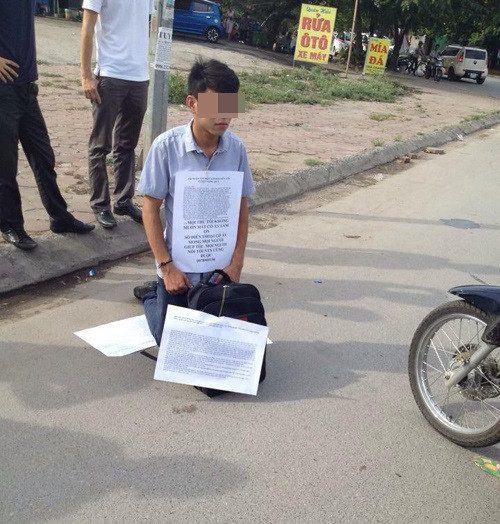 Trước đây, người ta cũng từng chứng kiến và bàn tán khá nhiều về những hình ảnh tương tự, nhưng là nam quỳ xuống xin lỗi bạn gái, còn giờ là ngược lại.