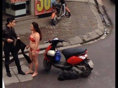 Giận bạn trai, cô gái lột đồ giữa đường để ăn vạ trong cái rét tê tái của Hà Nội những ngày mùa đông năm 2015.