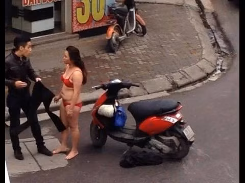 Giận bạn trai, cô gái lột đồ giữa đường để ăn vạ trong cái rét tê tái của Hà Nội những ngày mùa đông năm 2015.