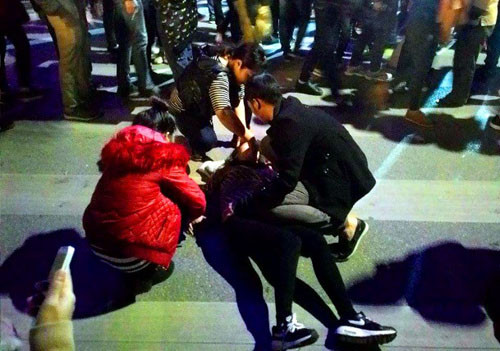 Vấn đề tiếp theo mà các bạn trẻ cần lưu ý đó là nơi lễ hội chào đón năm mới 2018 sẽ như một biển người thực sự . Như những năm trước đây, cảnh chen lấn xô đẩy đã diễn ra khiến không ít người bị đuối sức và ngất xỉu.