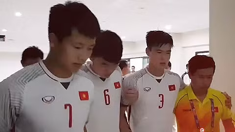 Thậm chí, khi đi vào phòng thay đồ và di chuyển ra xe về khách sạn, Duy Mạnh không thể tự đi mà cần đến sự trợ giúp của các đồng đội.