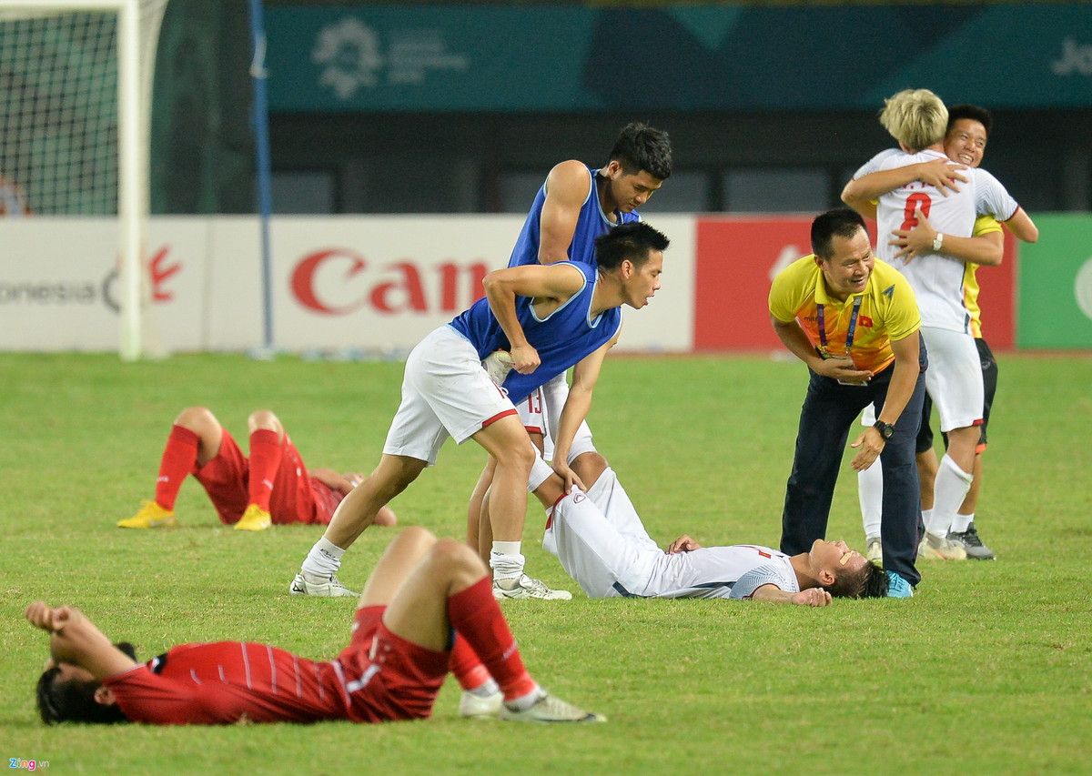 Ngay sau khi tiếng còi kết thúc trận đấu cất lên, trung vệ của Olympic Việt Nam đổ gục xuống sân và ngay lập tức được đàn anh Văn Quyết và đồng đội Đức Chinh tiến đến căng cơ.