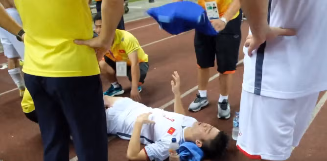 Sau đó, các trợ lý thể lực của HLV Park Hang Seo đưa Duy Mạnh vào đường piste để cầu thủ này nằm được thoải mái và bắt đầu những bài trị liệu giãn cơ.