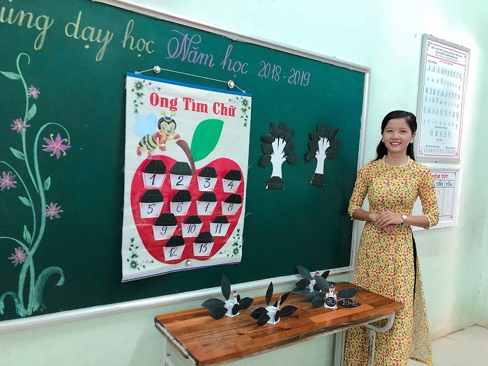 Cắt dán, thêu thùa, chẳng gì có thể làm khó được các cô và nó chính là tâm huyết của những cô giáo trẻ khi xắn tay lên làm đồ dùng học tập phục vụ cho giảng dạy.