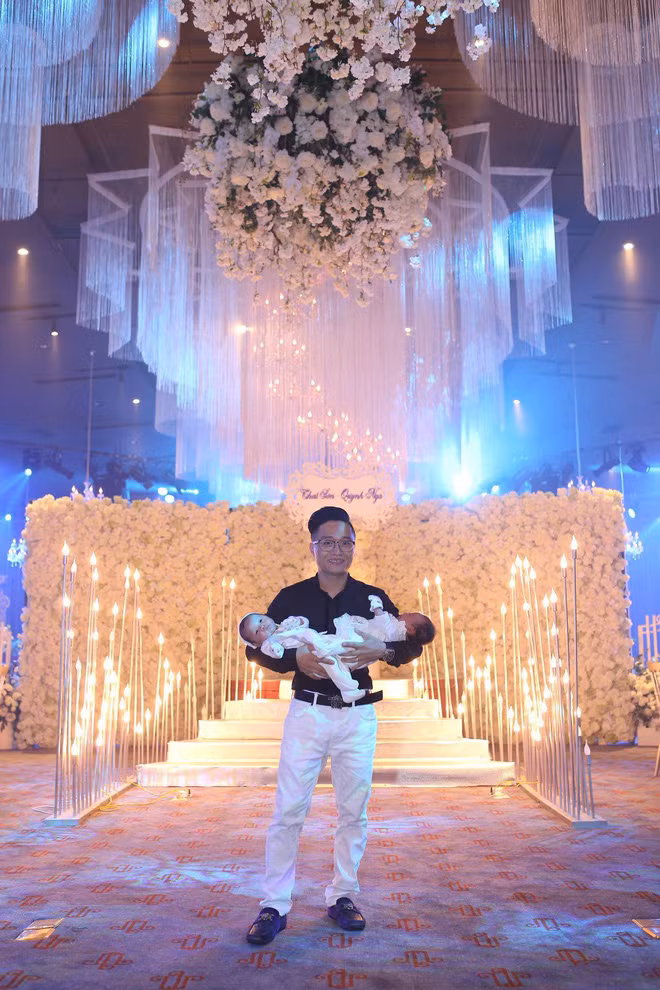 Đồng quan điểm với mẹ Hiền Hồ, mẹ Kim Nhung tiếp lời: "Đúng là chồng càng chiều thì vợ càng xinh. Chúc mừng gia đình anh. Ai cũng nghĩ được một phần như anh thì chị em phụ nữ bớt khổ đi nhiều và cũng không có ai phải sợ lấy chồng nữa".