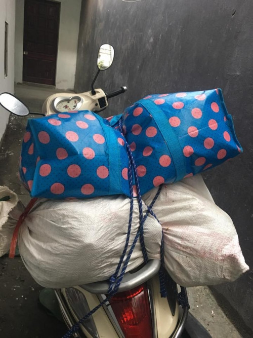 Đi kèm theo tấm hình là dòng caption cảm động của nhiều nhiều bạn trẻ: "Năm nào cũng vậy, cứ sau Tết là chia đồ khuân đi. Từ bản làng em ra đến Thủ đô, mẹ sắp cho bao nhiêu đồ".