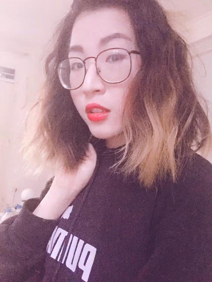 Từ một cô gái tomboy với mái tóc ngắn cá tính, Ngọc Trâm nhanh chóng lột xác để có được diện mạo mới nữ tính và có phần bánh bèo.