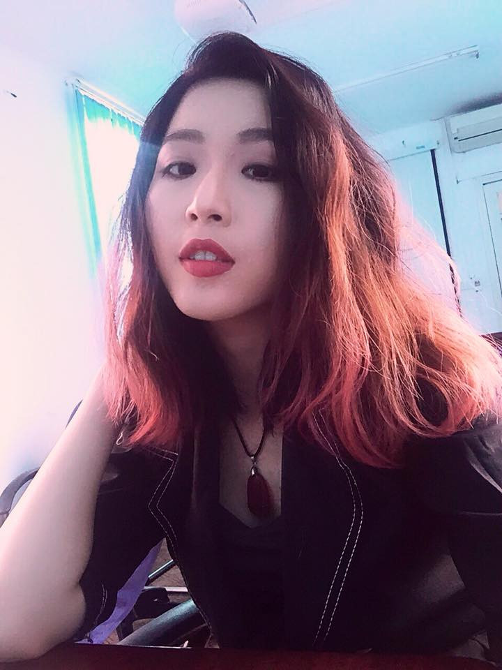 Theo phong cách nào thì mình cũng vẫn thấy vui vì mình cũng chưa bao giờ phải gồng mình lên để tạo hình ảnh khác với con người mình cả" -Ngọc Trâm chia sẻ trên trang cá nhân.