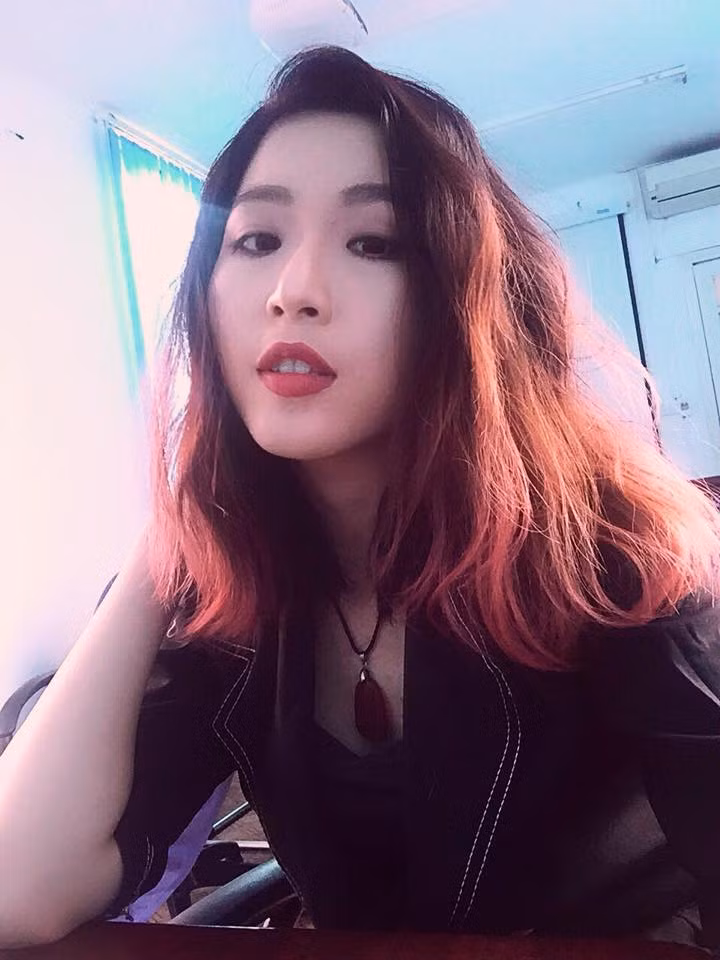 Theo phong cách nào thì mình cũng vẫn thấy vui vì mình cũng chưa bao giờ phải gồng mình lên để tạo hình ảnh khác với con người mình cả" -Ngọc Trâm chia sẻ trên trang cá nhân.