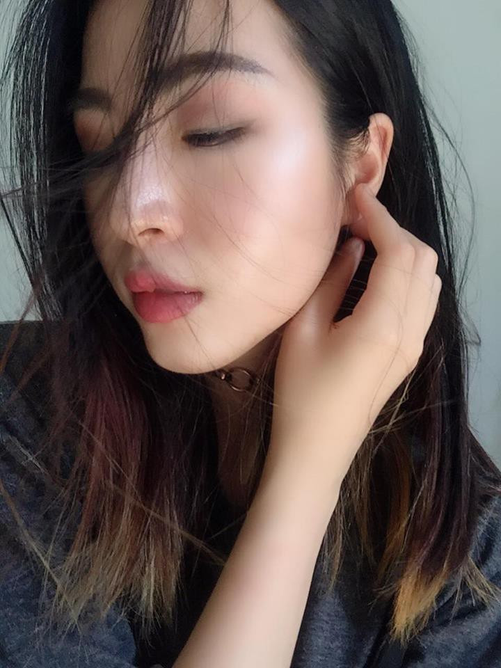 Ngọc Trâm bắt đầu gây sự chú ý của mình bằng những bức ảnh trước - sau khi "lột xác" về phong cách của mình. Từ một cô nàng tomboy tóc ngắn năng động, cá tính, cô bạn 9X xinh đẹp này đã quay ngoắt 180 độ sang hình tượng một cô nàng bánh bèo điệu đà, nữ tính.