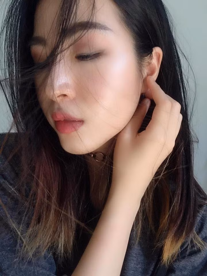 Ngọc Trâm bắt đầu gây sự chú ý của mình bằng những bức ảnh trước - sau khi "lột xác" về phong cách của mình. Từ một cô nàng tomboy tóc ngắn năng động, cá tính, cô bạn 9X xinh đẹp này đã quay ngoắt 180 độ sang hình tượng một cô nàng bánh bèo điệu đà, nữ tính.