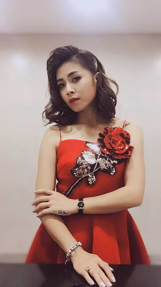 Ngắm nhìn những bức ảnh trên trang cá nhân của Hoàng Linh, nhiều người nhận xét rằng, dù không có chiều cao đáng ngưỡng mộ hay thân hình với 3 vòng chuẩn như người mẫu nhưng nữ MC này vẫn vô cùng gợi cảm trong các bộ trang phục từ váy đầm cho đến bikini hai mảnh.