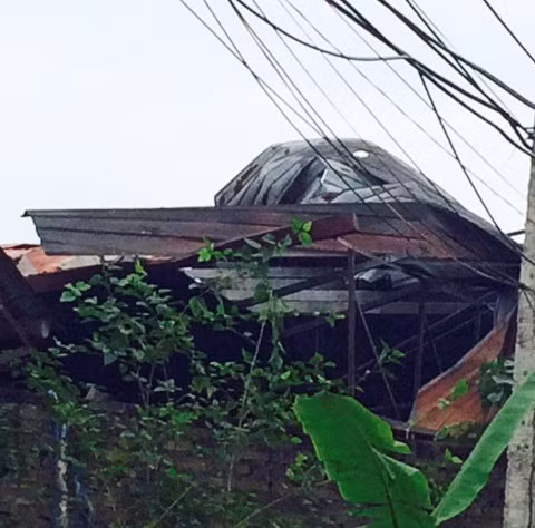 Vụ nổ làm sập và biến dạng phần mái nhà xưởng, các cột bê tông bị bẻ gẫy. Lực nổ cũng khiến đất đá, vật liệu, bê tông và phụ kiện của lò hơi bị thổi tung, văng xa hàng chục mét, làm ảnh hưởng đến công trình của các hộ dân liền kề nhà máy thuộc các tổ 15, 17 và 21 của phường Quan Triều.