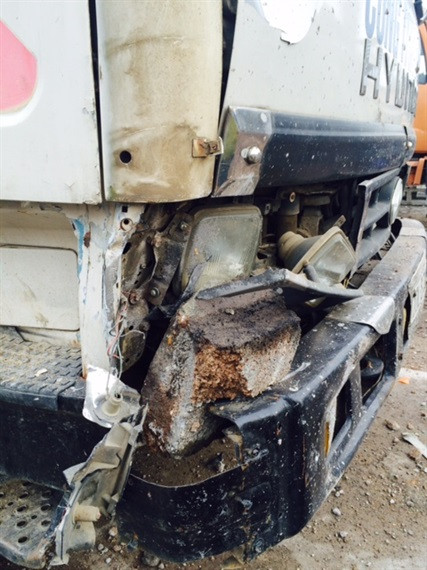 Một viên gạch lớn bị bắn và găm vào xe ô tô cách vị trí lò hơi nổ hàng chục mét.