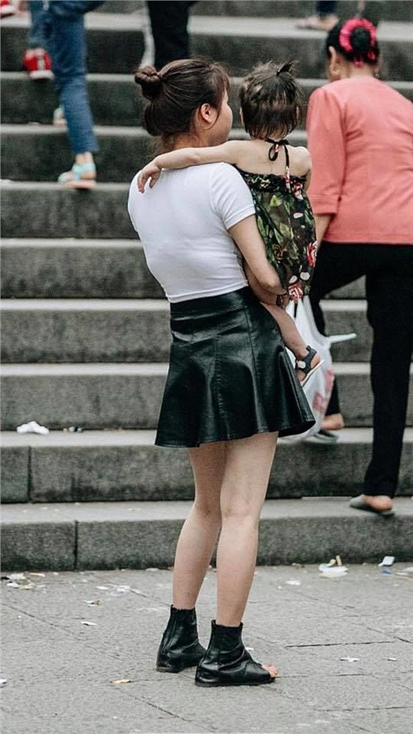 Điều này không lấy làm lạ, vì lối ăn mặc không hợp với chốn linh thiêng vốn là vấn đề được nhắc đi nhắc lại từ nhiều năm nay, và những lời chỉ trích trên MXH về chuyện này cũng quen không kém.