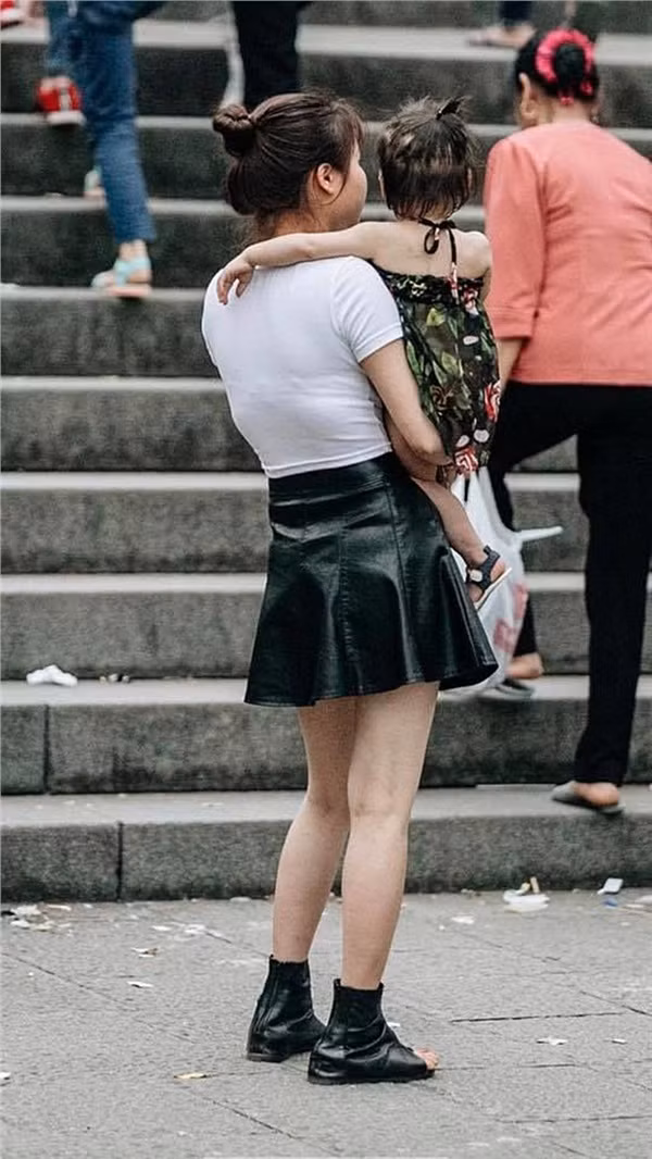 Điều này không lấy làm lạ, vì lối ăn mặc không hợp với chốn linh thiêng vốn là vấn đề được nhắc đi nhắc lại từ nhiều năm nay, và những lời chỉ trích trên MXH về chuyện này cũng quen không kém.