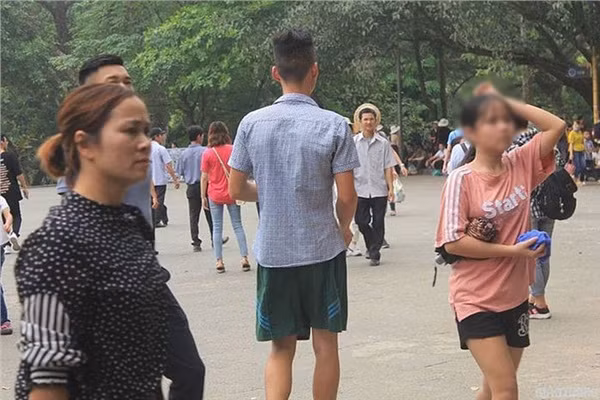 Thậm chí, có nhiều người còn không ngần ngại mặc quần rất ngắn khi lên viếng vùng đất linh thiêng của các vua Hùng.