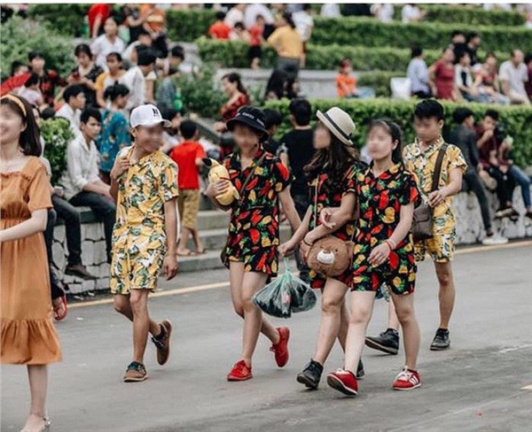 Một nhóm bạn trẻ ăn mặc như đi biển để trẩy hội đền Hùng.