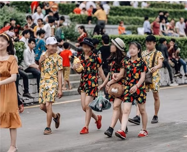 Một nhóm bạn trẻ ăn mặc như đi biển để trẩy hội đền Hùng.