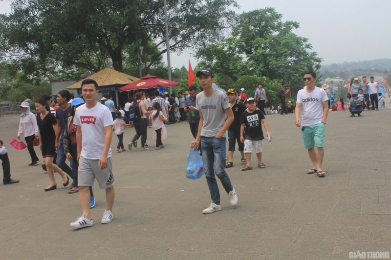 Nhiều dân mạng đã bày tỏ sự bất bình của mình với cách ăn mặc không hợp lối của các du khách. Nickname H.T chia sẻ: "Mặc như thế người ta không cho lên đâu, chỉ được chơi lang thang ở dưới. Nhưng phải thừa nhận rằng, đi lễ thì nên ăn mặc kín đáo chút".