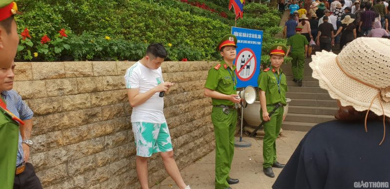 Theo một vài thông tin, ban quản lý khu vực diễn ra lễ mùng 10/3 năm nay còn tiến hành kiểm tra, không cho người ăn mặc phản cảm vào trong hoặc mời những cá nhân có lối ăn mặc không phù hợp ra ngoài. Thực tế, một vài người dù đã đến được tận chân núi nhưng vẫn không được vào vì mắc lỗi trang phục.